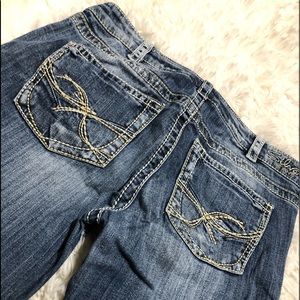 Silver Jeans Aiko Capri 31. Stretchy butt hug and ready fir summer! Buckle store